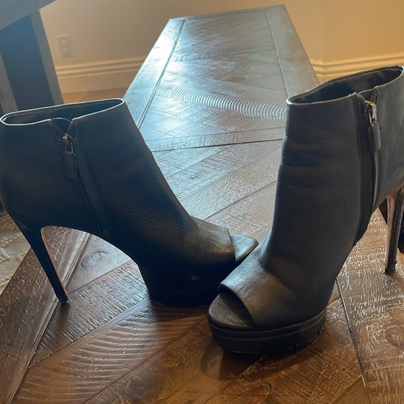 Bcbgmaxazria black leather booties - Picture 6 of 7